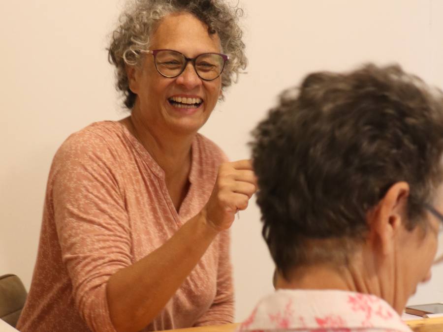 Valérie Patole riant chaleureusement avec une consultante lors d'un premier échange au cabinet de Boucan Canot