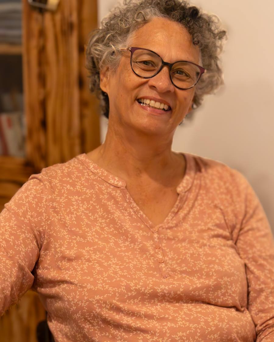 Portrait de Valérie Patole, thérapeute énergéticienne, souriante dans son cabinet de Boucan Canot