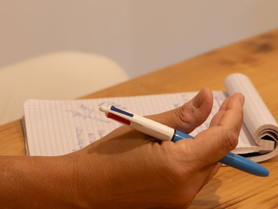 Prise de notes pendant une lecture des Annales Akashiques au cabinet de Saint-Gilles-les-Bains