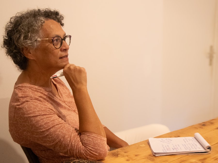 Valérie Patole en séance de DEEPLI, à l'écoute face à la consultante, carnet de notes sur la table